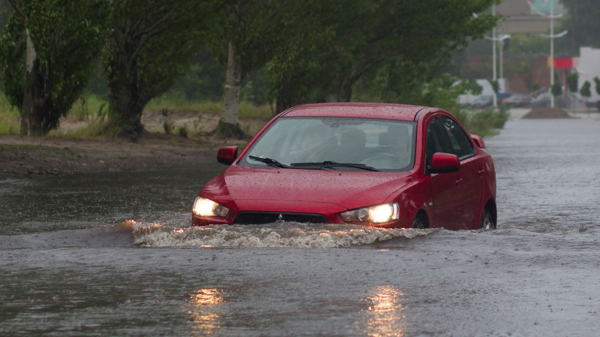 Houston zasáhly silné bouře, záplavy vyhnaly z domů stovky lidí